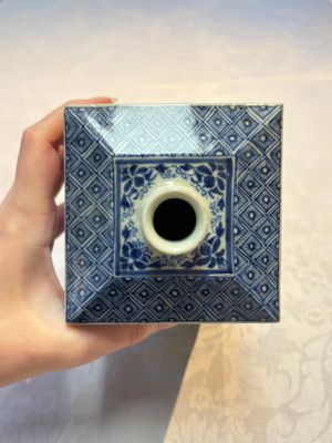 A Japanese blue and white Arita square flask and a Tangen-style bottle, 'Tokkuri', 19/20th C. — 照片 12