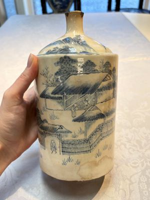 A Japanese blue and white Arita square flask and a Tangen-style bottle, 'Tokkuri', 19/20th C. — 照片 2