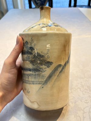 A Japanese blue and white Arita square flask and a Tangen-style bottle, 'Tokkuri', 19/20th C. — 照片 3