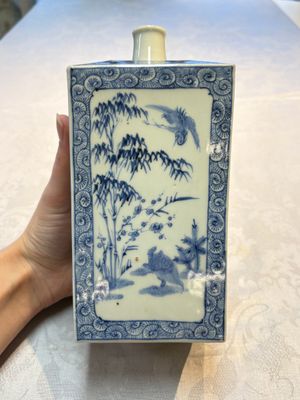 A Japanese blue and white Arita square flask and a Tangen-style bottle, 'Tokkuri', 19/20th C. — 照片 8