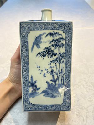 A Japanese blue and white Arita square flask and a Tangen-style bottle, 'Tokkuri', 19/20th C. — 照片 9