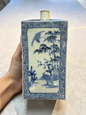 A Japanese blue and white Arita square flask and a Tangen-style bottle, 'Tokkuri', 19/20th C. — 照片 10