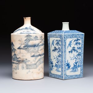 A Japanese blue and white Arita square flask and a Tangen-style bottle, 'Tokkuri', 19/20th C. — 照片 1