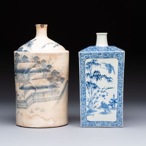 A Japanese blue and white Arita square flask and a Tangen-style bottle, 'Tokkuri', 19/20th C. — 照片 3