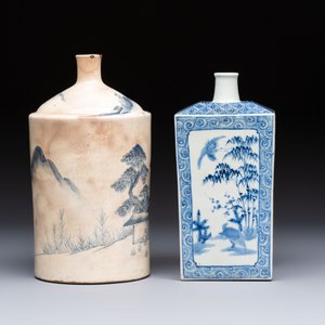 A Japanese blue and white Arita square flask and a Tangen-style bottle, 'Tokkuri', 19/20th C. — 照片 5