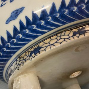 A Japanese blue and white Arita tripod censer, Edo, 17th C. — 照片 11