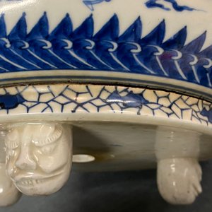 A Japanese blue and white Arita tripod censer, Edo, 17th C. — 照片 13