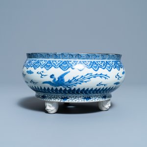 A Japanese blue and white Arita tripod censer, Edo, 17th C. — 照片 2