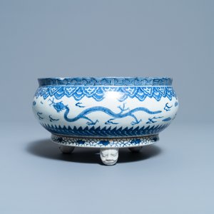 A Japanese blue and white Arita tripod censer, Edo, 17th C. — 照片 4