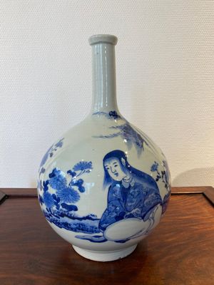A Japanese blue and white bottle vase with a lady in a landscape, Edo, 17/18th C. — 照片 1