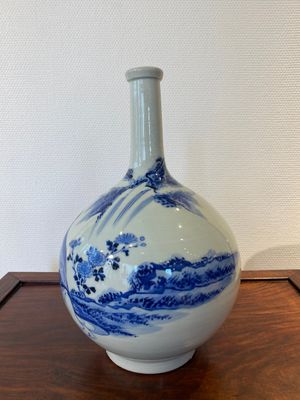 A Japanese blue and white bottle vase with a lady in a landscape, Edo, 17/18th C. — 照片 2