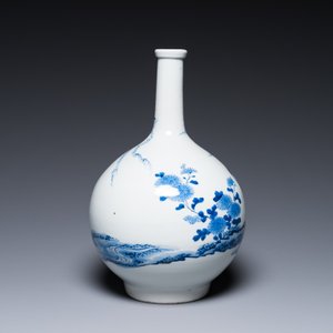 A Japanese blue and white bottle vase with a lady in a landscape, Edo, 17/18th C. — 照片 2