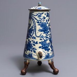 A Japanese blue and white brass-mounted Arita coffee urn and cover, Edo, 17/18th C. — 照片 3