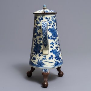 A Japanese blue and white brass-mounted Arita coffee urn and cover, Edo, 17/18th C. — 照片 5