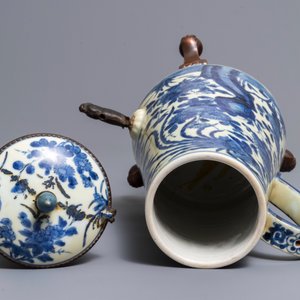 A Japanese blue and white brass-mounted Arita coffee urn and cover, Edo, 17/18th C. — 照片 6