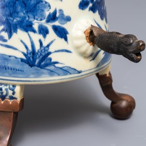 A Japanese blue and white brass-mounted Arita coffee urn and cover, Edo, 17/18th C. — 照片 8