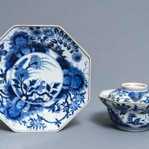 A Japanese blue and white covered bowl on stand, Arita, Edo, 17/18th C. — 照片 1
