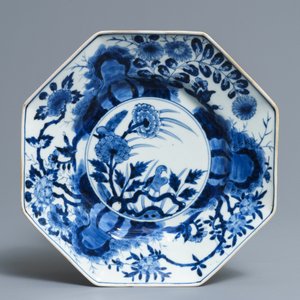 A Japanese blue and white covered bowl on stand, Arita, Edo, 17/18th C. — 照片 2