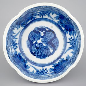 A Japanese blue and white decorated bowl, 17/18th C. — 照片 1