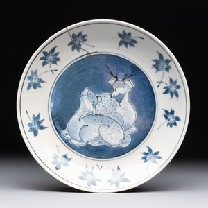 A Japanese blue and white 'deer and maple leaf' plate, Edo, 17th C. — photo 1
