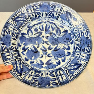 A Japanese blue and white dish and a Japanese Imari dish — foto 1