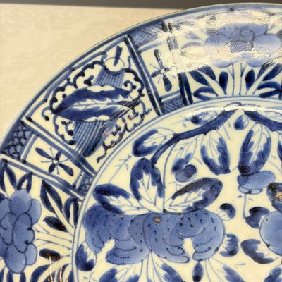 A Japanese blue and white dish and a Japanese Imari dish — foto 2