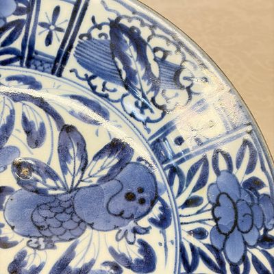 A Japanese blue and white dish and a Japanese Imari dish — foto 3