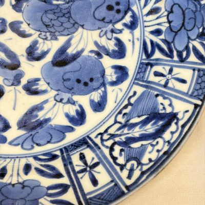 A Japanese blue and white dish and a Japanese Imari dish — foto 4