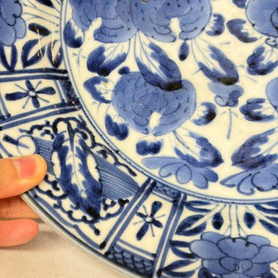 A Japanese blue and white dish and a Japanese Imari dish — foto 5