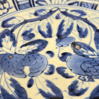A Japanese blue and white dish and a Japanese Imari dish — foto 6