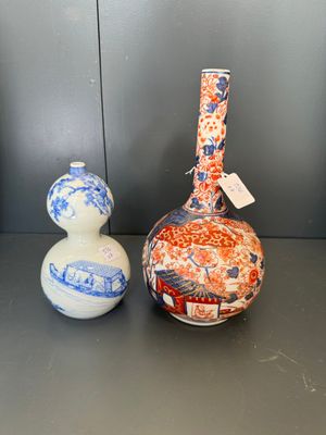 A Japanese blue and white gourd vase, an Imari bottle vase and a set of five Satsuma cups, 19th C. — foto 1