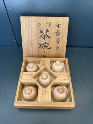 A Japanese blue and white gourd vase, an Imari bottle vase and a set of five Satsuma cups, 19th C. — foto 17