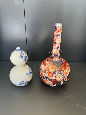 A Japanese blue and white gourd vase, an Imari bottle vase and a set of five Satsuma cups, 19th C. — foto 2