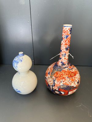 A Japanese blue and white gourd vase, an Imari bottle vase and a set of five Satsuma cups, 19th C. — foto 3