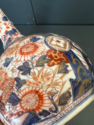 A Japanese blue and white gourd vase, an Imari bottle vase and a set of five Satsuma cups, 19th C. — foto 5