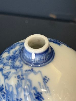 A Japanese blue and white gourd vase, an Imari bottle vase and a set of five Satsuma cups, 19th C. — foto 9