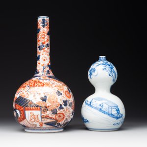 A Japanese blue and white gourd vase, an Imari bottle vase and a set of five Satsuma cups, 19th C. — foto 2