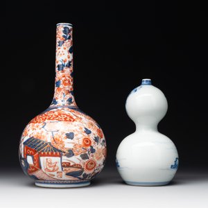 A Japanese blue and white gourd vase, an Imari bottle vase and a set of five Satsuma cups, 19th C. — foto 3