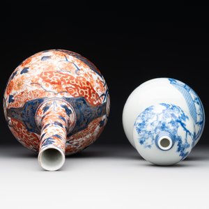 A Japanese blue and white gourd vase, an Imari bottle vase and a set of five Satsuma cups, 19th C. — foto 4