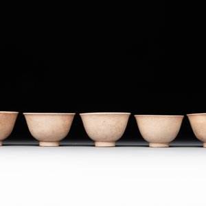 A Japanese blue and white gourd vase, an Imari bottle vase and a set of five Satsuma cups, 19th C. — foto 6