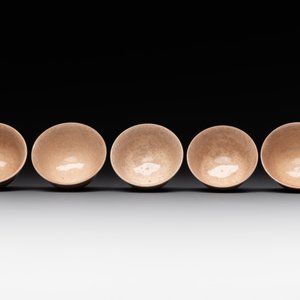 A Japanese blue and white gourd vase, an Imari bottle vase and a set of five Satsuma cups, 19th C. — foto 7