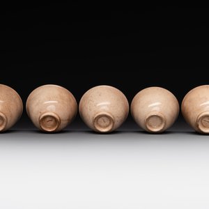 A Japanese blue and white gourd vase, an Imari bottle vase and a set of five Satsuma cups, 19th C. — foto 8