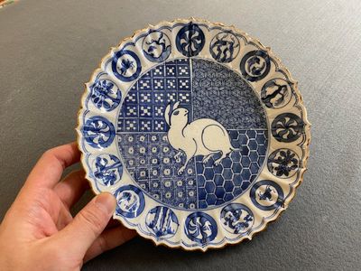 A Japanese blue and white 'hare' dish, Arita, Edo, early 18th C. — 照片 1