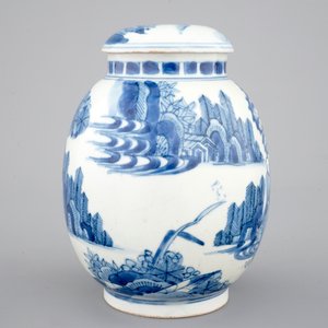 A Japanese blue and white jar and cover, late 17th C. — photo 3