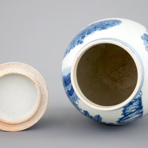 A Japanese blue and white jar and cover, late 17th C. — photo 6
