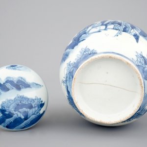 A Japanese blue and white jar and cover, late 17th C. — photo 7