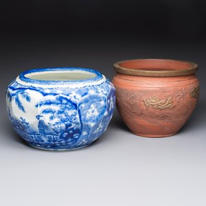 A Japanese blue and white jardinière and a Tokoname stoneware jardinière, 19/20th C. — foto 1