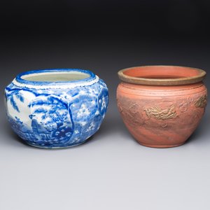 A Japanese blue and white jardinière and a Tokoname stoneware jardinière, 19/20th C. — foto 2