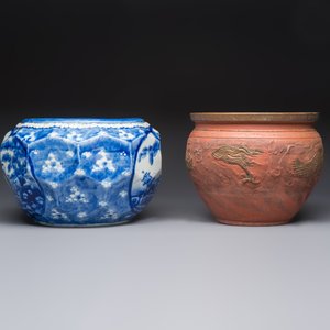 A Japanese blue and white jardinière and a Tokoname stoneware jardinière, 19/20th C. — foto 3
