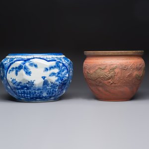 A Japanese blue and white jardinière and a Tokoname stoneware jardinière, 19/20th C. — foto 4